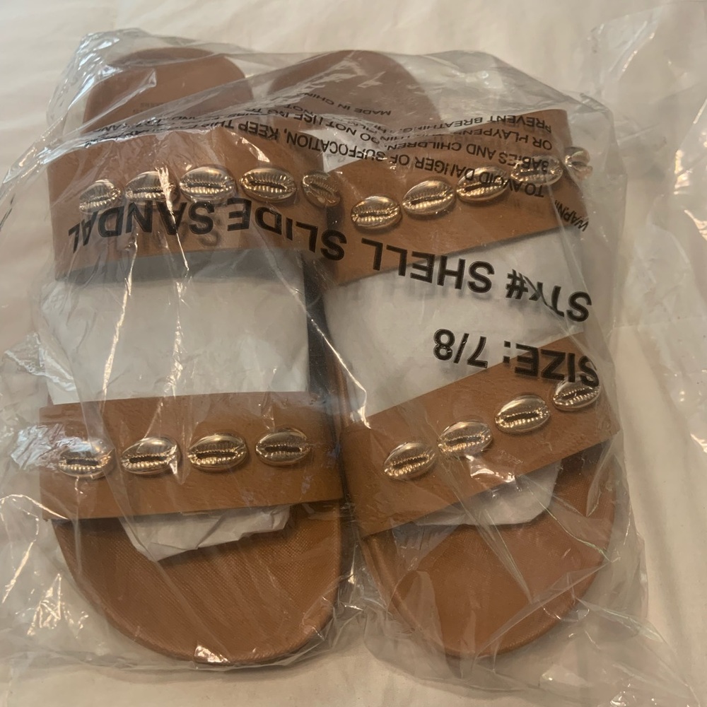 Salt Sisters The Sun Seekers Oceanside Golden Seashell Sandals Size 7/8. - Picture 2 of 2